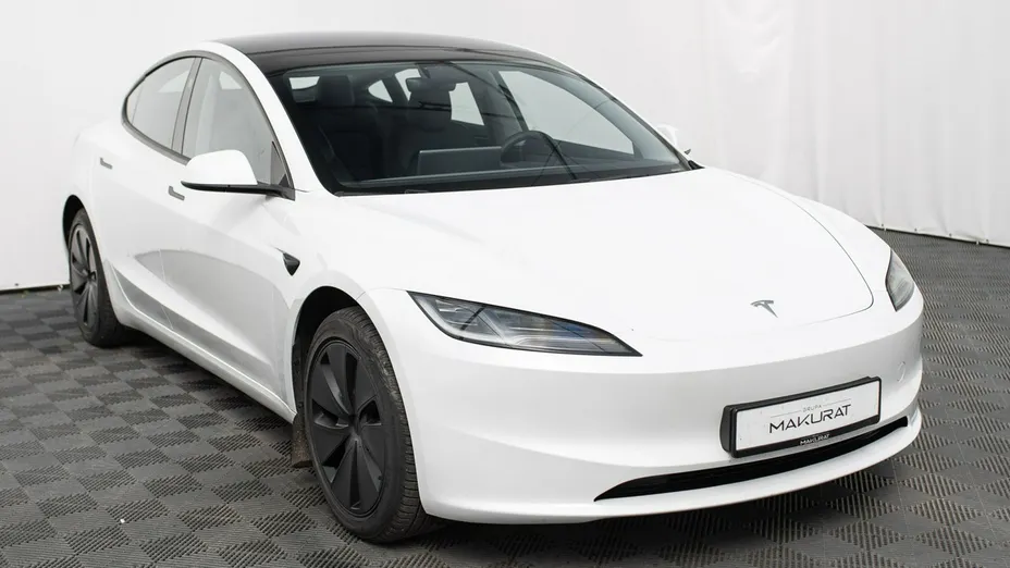 TESLA Model 3 -