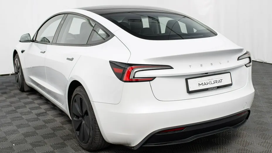 TESLA Model 3 -
