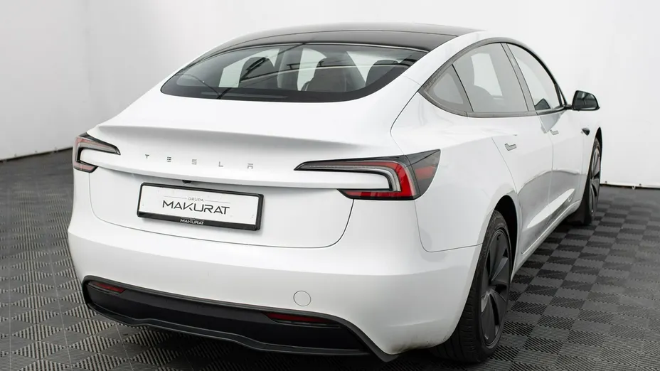 TESLA Model 3 -