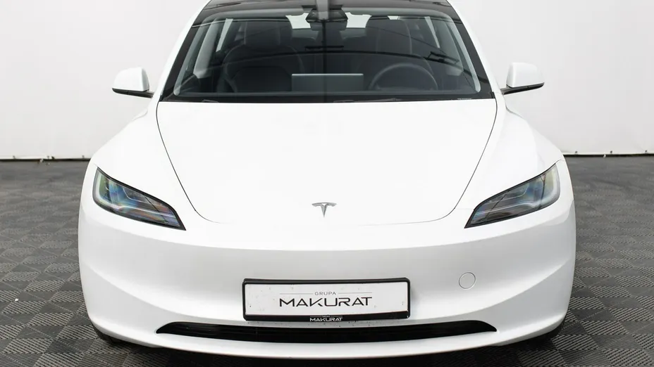 TESLA Model 3 -