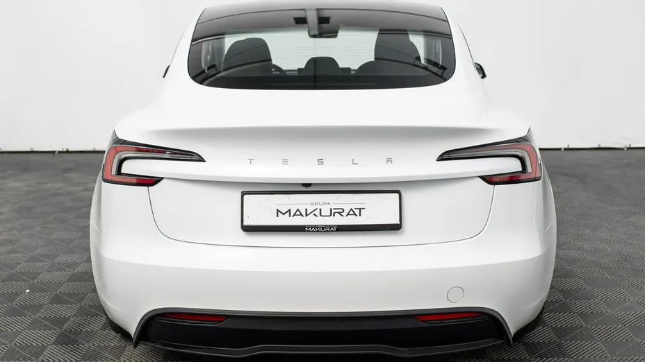 TESLA Model 3 -