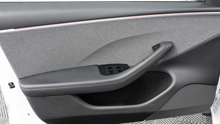 TESLA Model 3 -