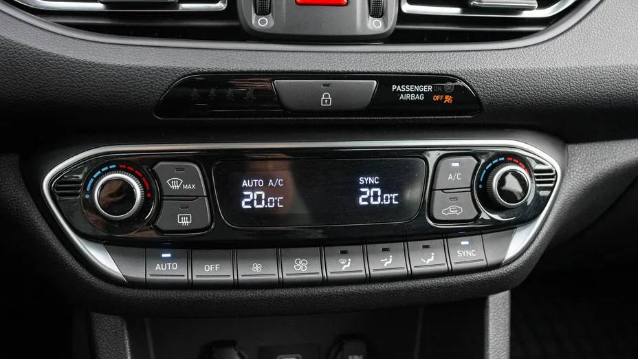 HYUNDAI i30 -