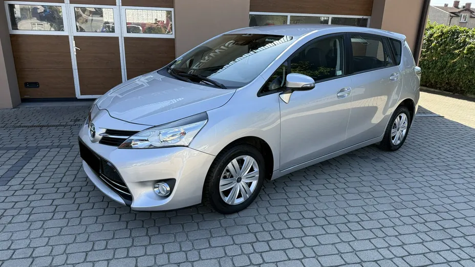 TOYOTA Verso -