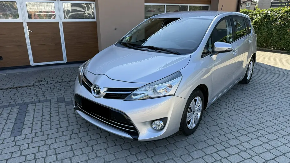 TOYOTA Verso -