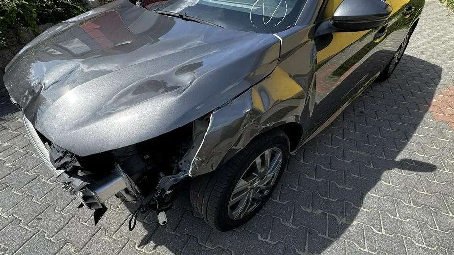 PEUGEOT 208 -