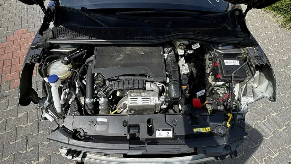 PEUGEOT 208 -