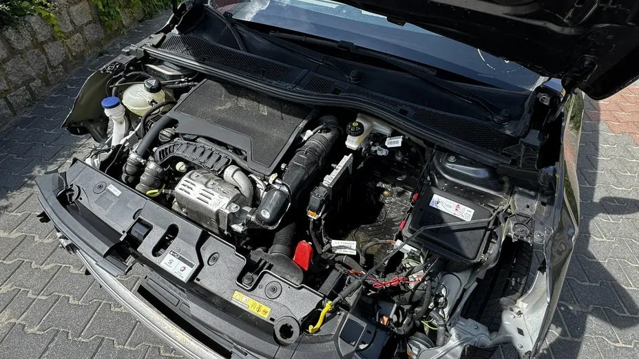 PEUGEOT 208 -