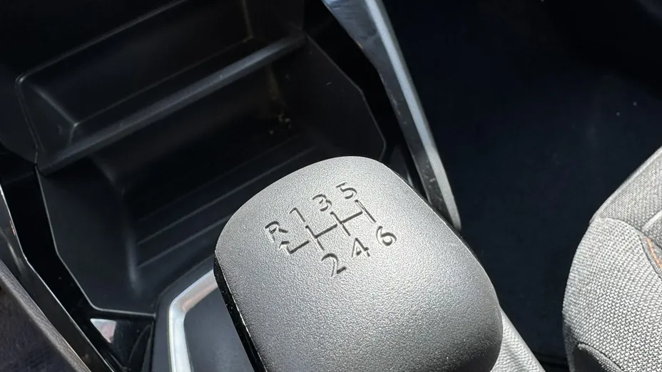 PEUGEOT 208 -