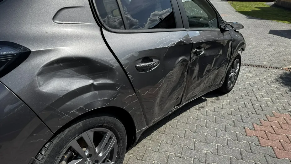PEUGEOT 208 -