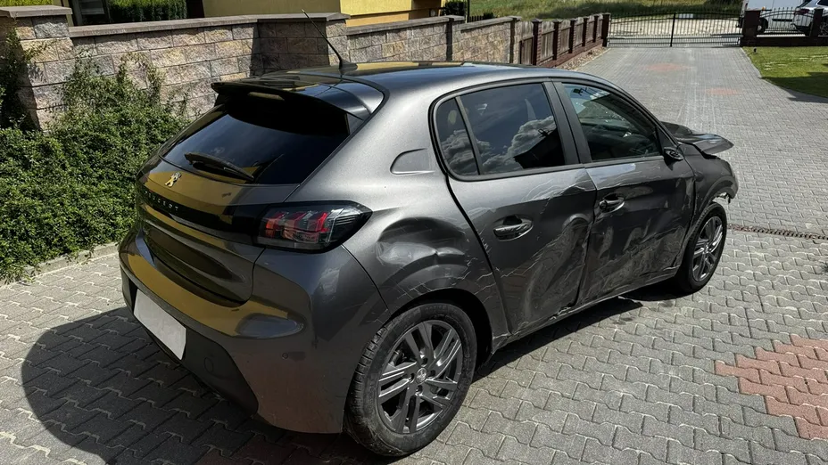 PEUGEOT 208 -