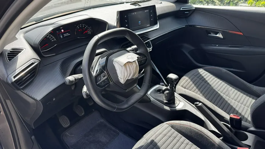 PEUGEOT 208 -
