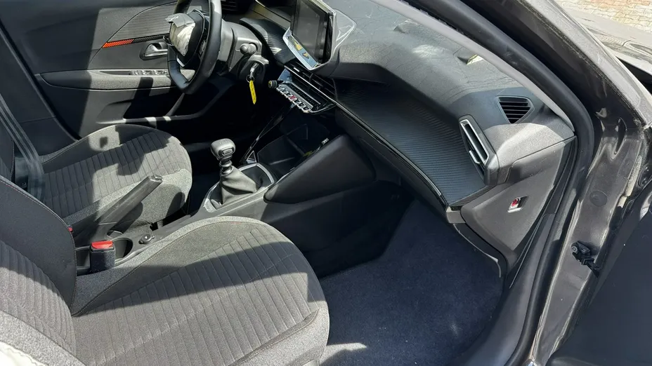 PEUGEOT 208 -