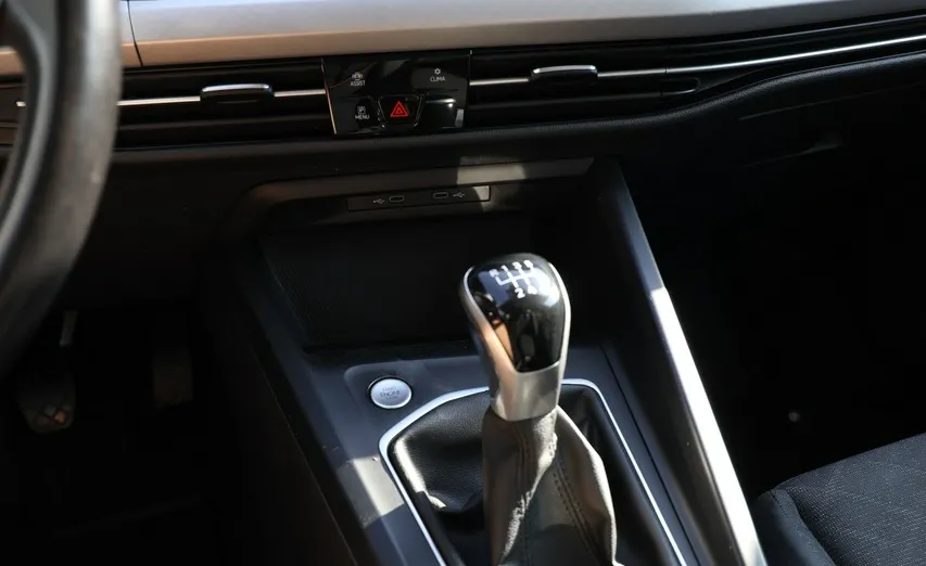 VOLKSWAGEN Golf -