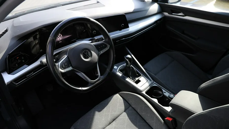 VOLKSWAGEN Golf -