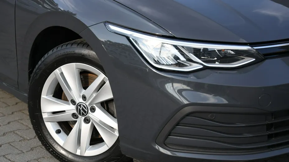 VOLKSWAGEN Golf -