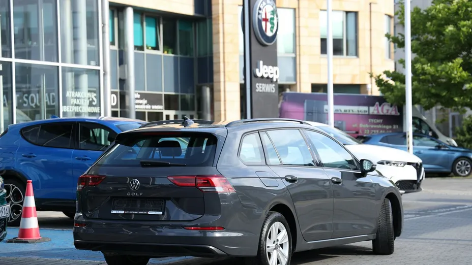 VOLKSWAGEN Golf -