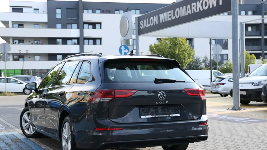 VOLKSWAGEN Golf -
