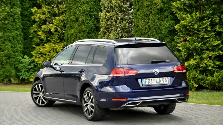 VOLKSWAGEN Golf -