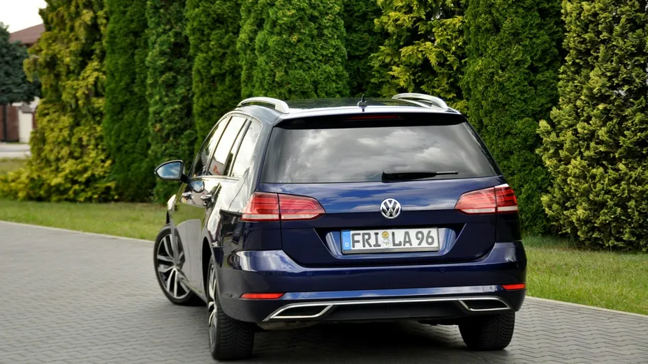 VOLKSWAGEN Golf -