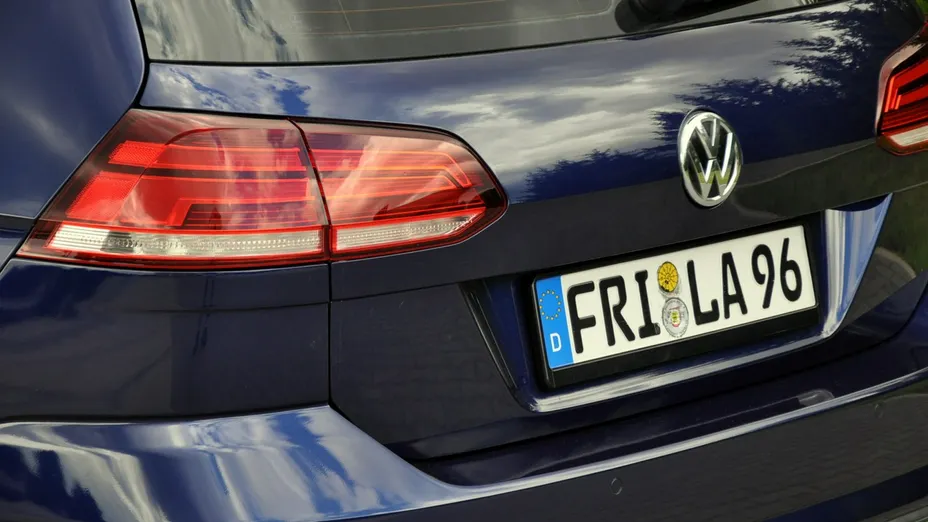 VOLKSWAGEN Golf -