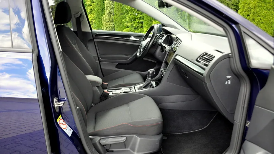 VOLKSWAGEN Golf -