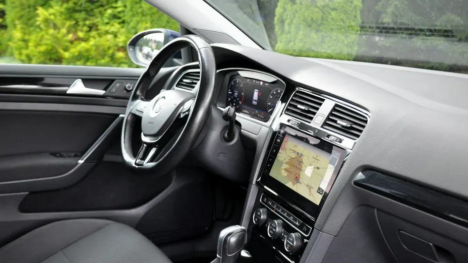 VOLKSWAGEN Golf -
