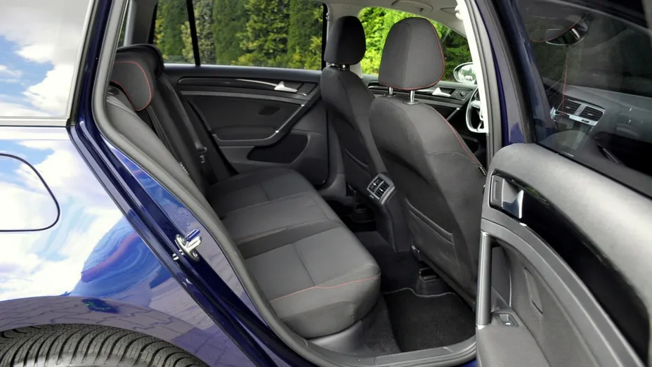 VOLKSWAGEN Golf -