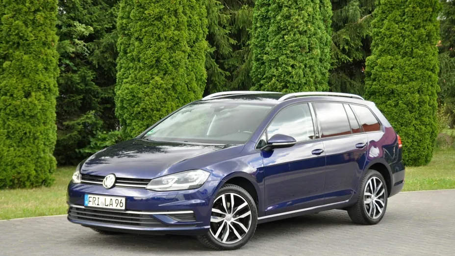 VOLKSWAGEN Golf -