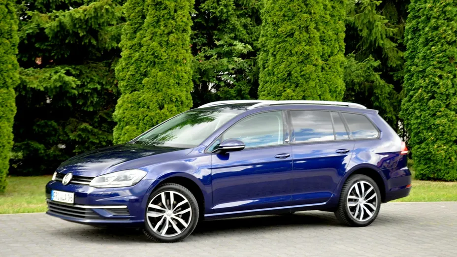 VOLKSWAGEN Golf -