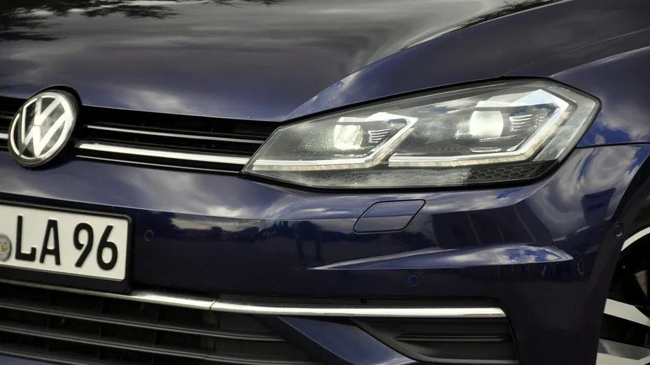 VOLKSWAGEN Golf -