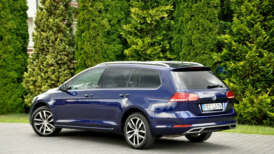 VOLKSWAGEN Golf -