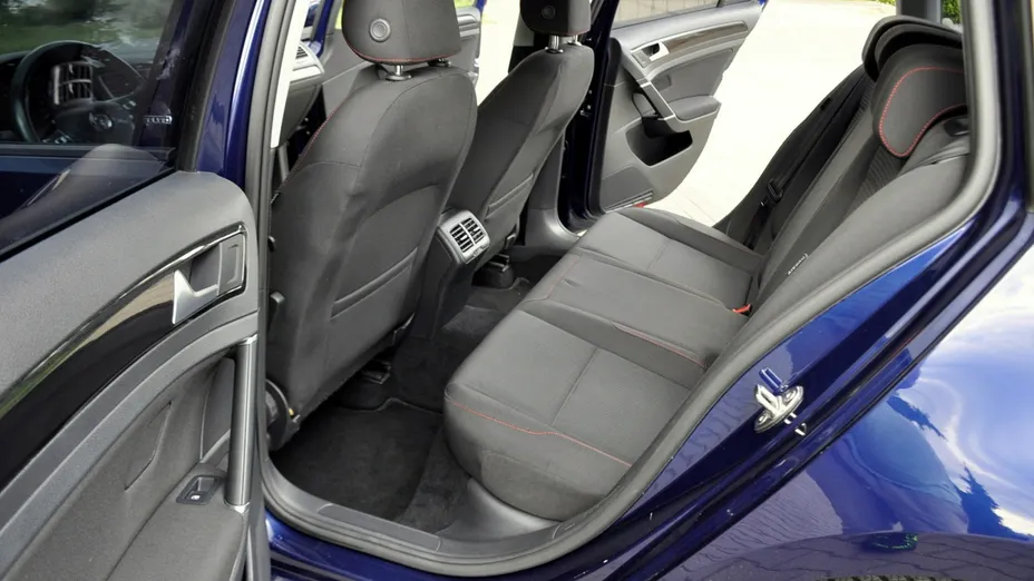 VOLKSWAGEN Golf -
