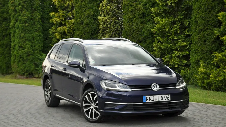 VOLKSWAGEN Golf -