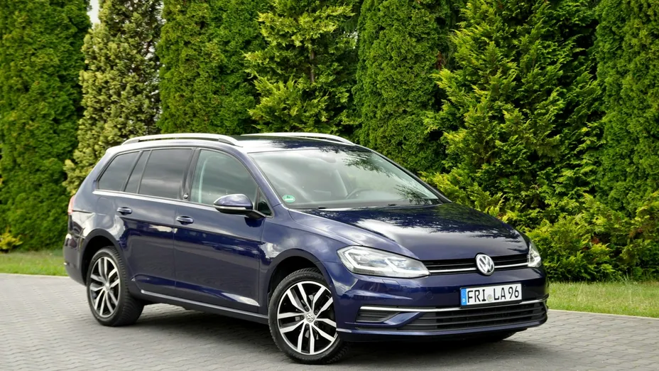 VOLKSWAGEN Golf -