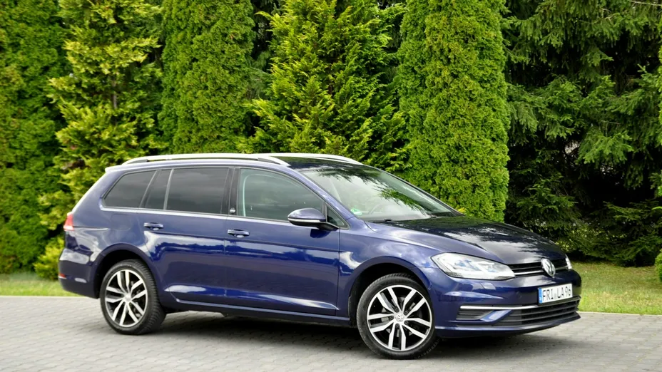 VOLKSWAGEN Golf -