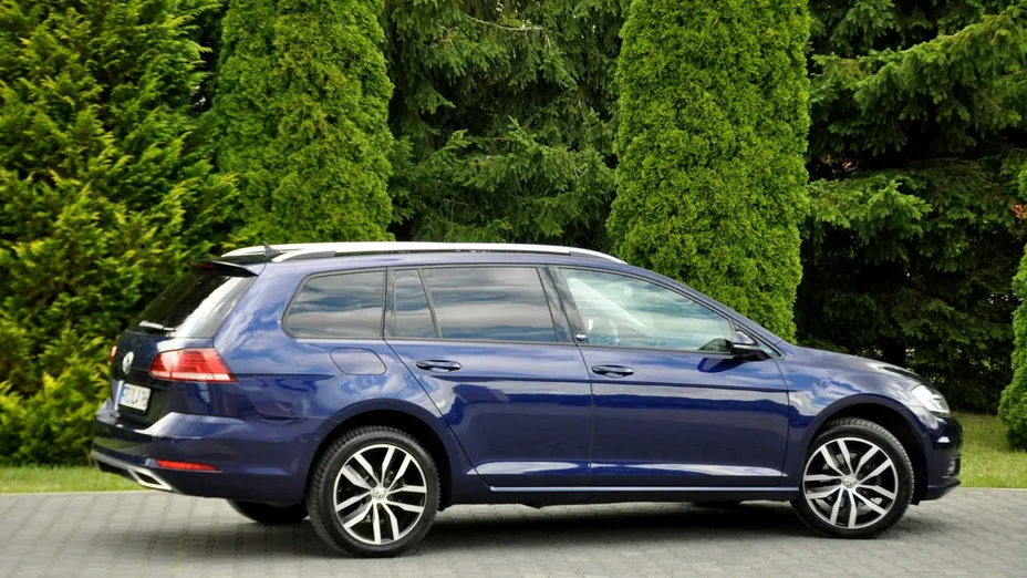 VOLKSWAGEN Golf -