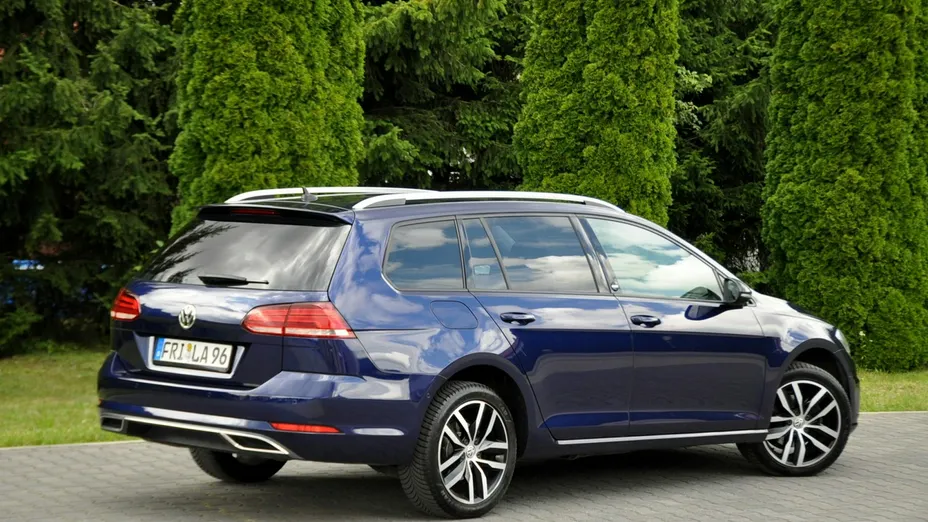 VOLKSWAGEN Golf -
