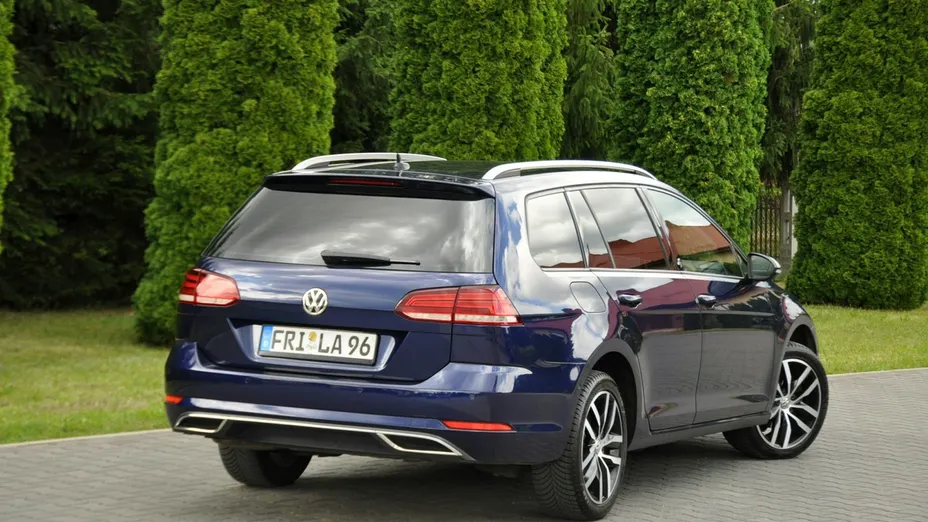 VOLKSWAGEN Golf -