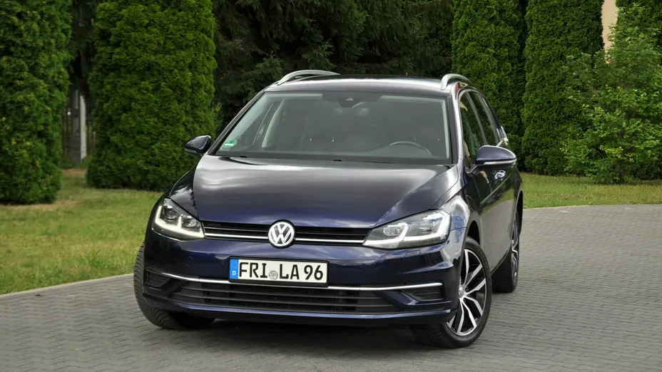 VOLKSWAGEN Golf -