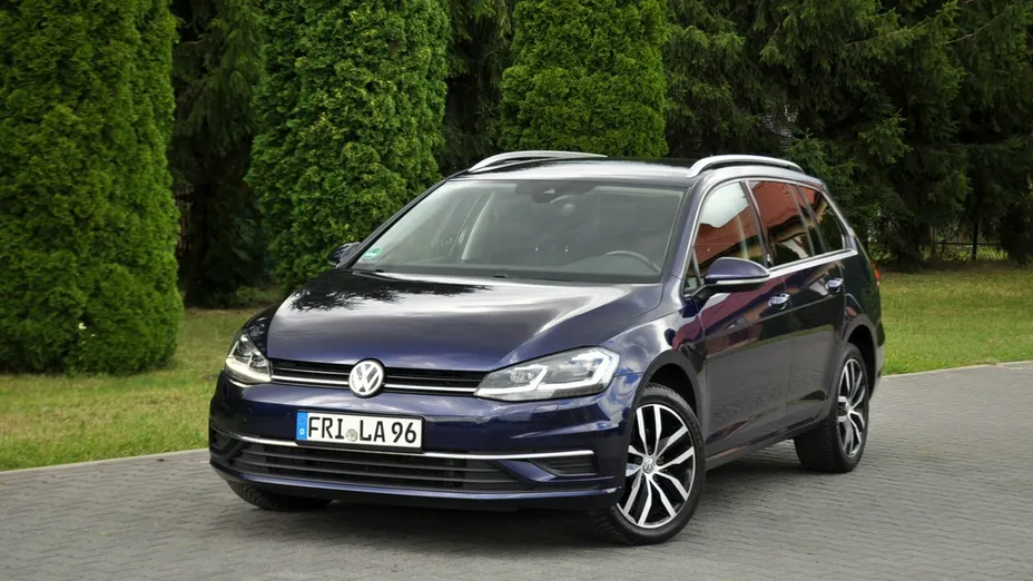VOLKSWAGEN Golf -