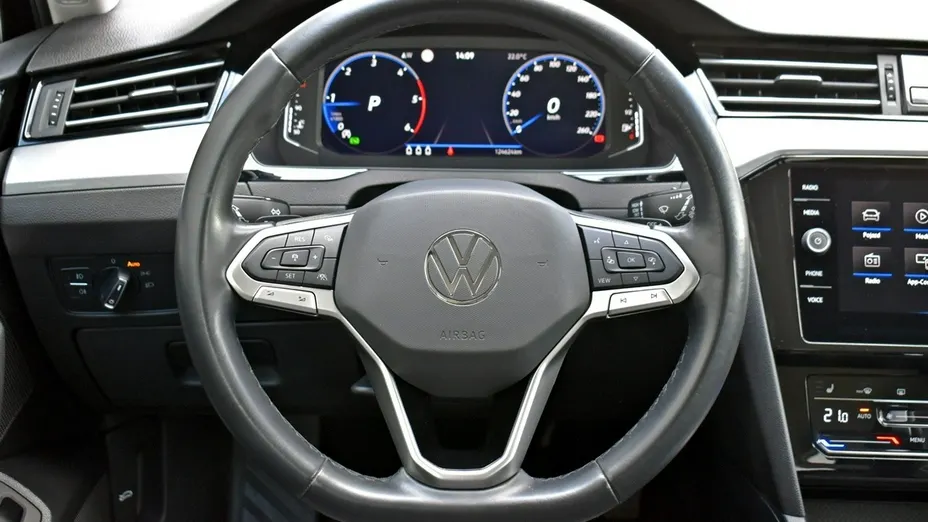 VOLKSWAGEN Passat -