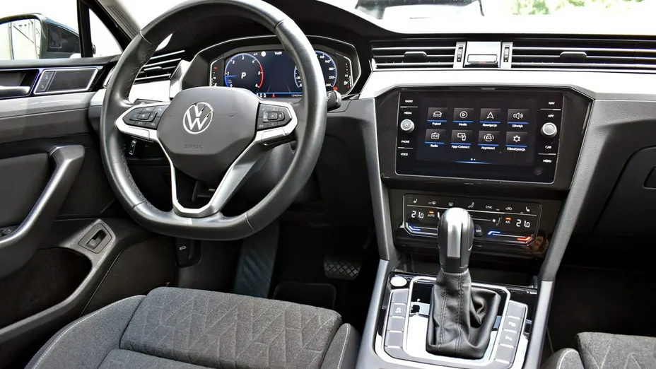 VOLKSWAGEN Passat -
