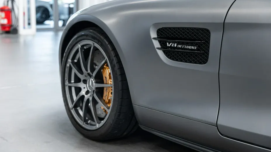 MERCEDES-BENZ AMG GT -