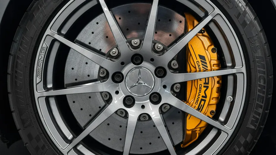 MERCEDES-BENZ AMG GT -