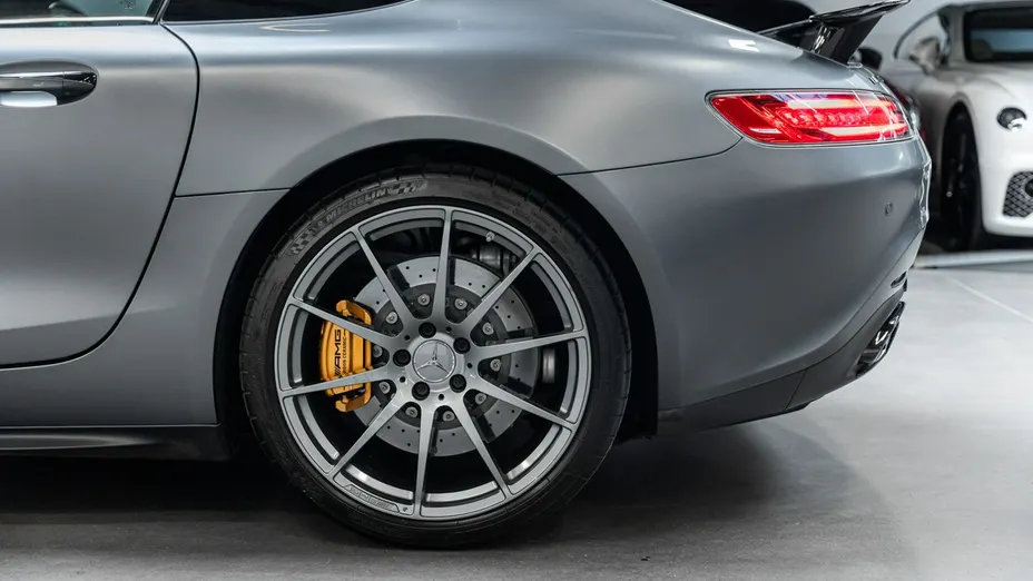 MERCEDES-BENZ AMG GT -