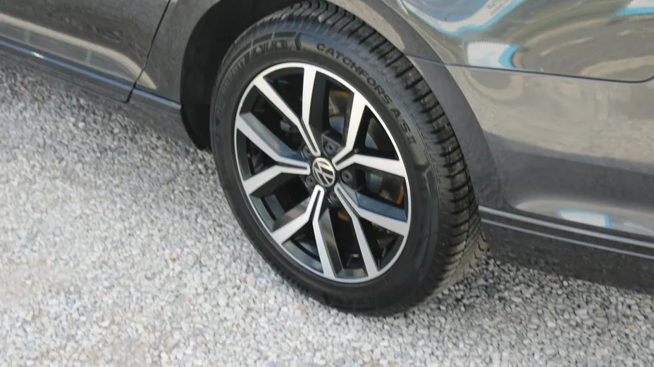 VOLKSWAGEN Passat -