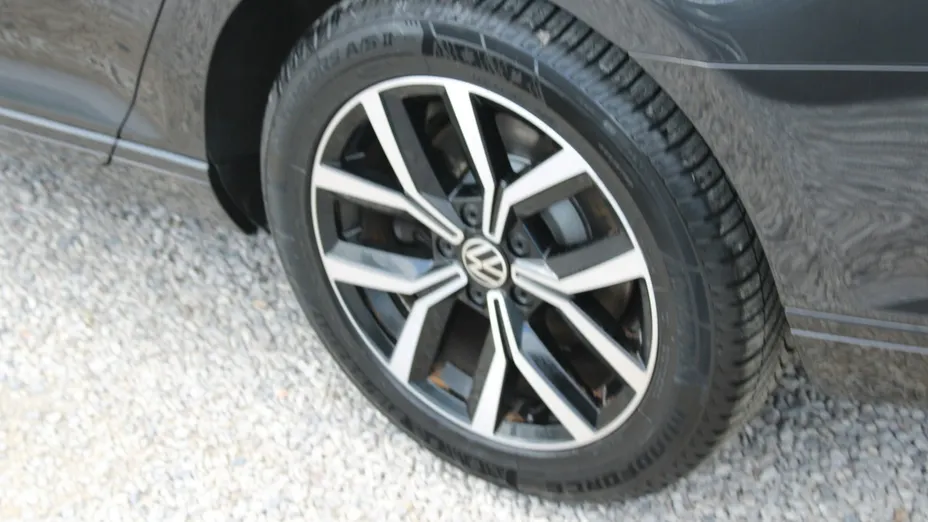 VOLKSWAGEN Passat -