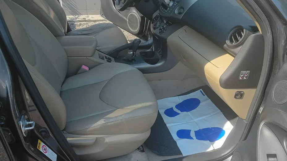 TOYOTA RAV4 -