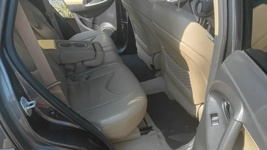 TOYOTA RAV4 -